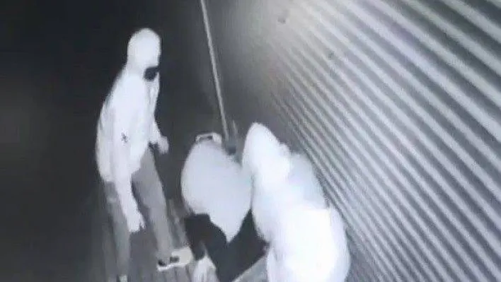 Bursa'da 3 hırsızın kepengi kırarak dükkana girme anları kameralarda