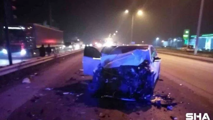 Bursa'da araç kırmızı ışıkta bekleyen otomobile çarptı: 6 yaralı