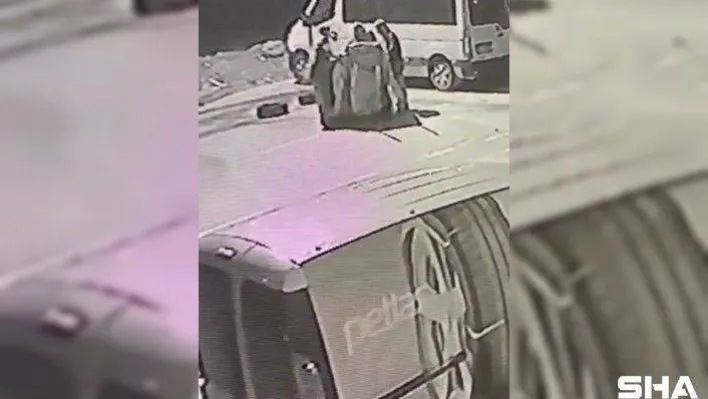 Bursa'da çöp konteynerini çek çek arabaya koyarak çaldılar