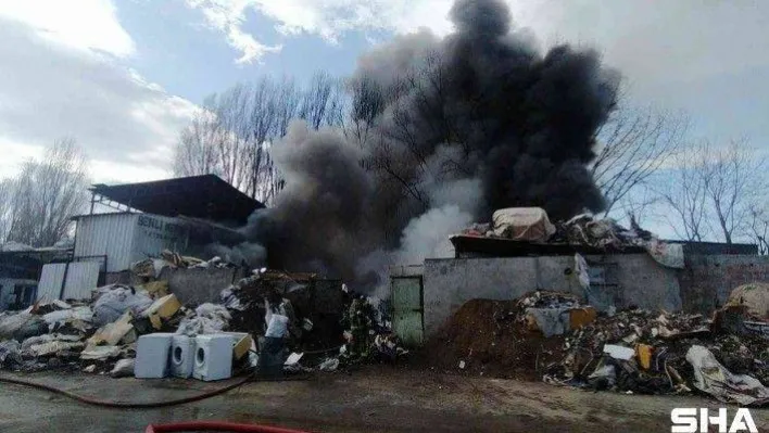 Bursa'da hurda deposu alev aldı, dumanlar gökyüzünü kapladı