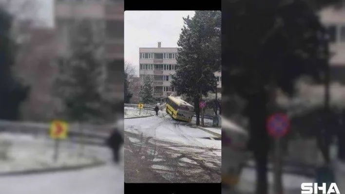 Bursa'da kara hazırlıksız yakalanan belediye otobüsü bariyere saplandı