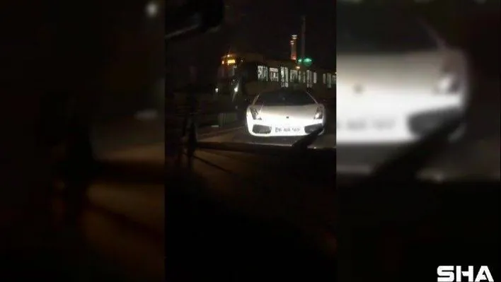 Bursa'da lüks otomobil kayganlaşan yolda kontrolden çıktı, bariyerlere çarptı