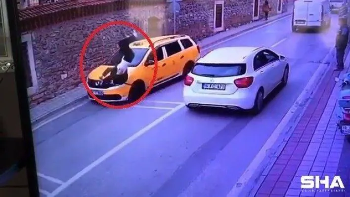 Bursa'da yolun karşısına geçmek isteyen çocuğa ticari taksi böyle çarptı