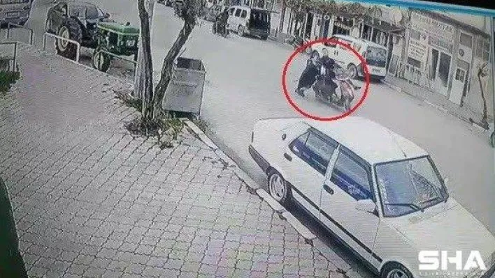 Bursa'da yolun karşısına geçmek isteyen kadına motosiklet böyle çarptı