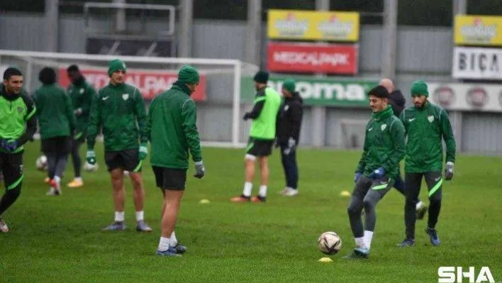 Bursaspor şut çalışmasıyla hazırlıklarını tamamladı - Yeşil-beyazlı takım otelde kamp yapacak
