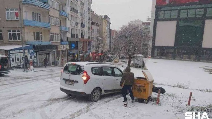 Buz pistine dönen yoldaki kazalar anbean kaydedildi