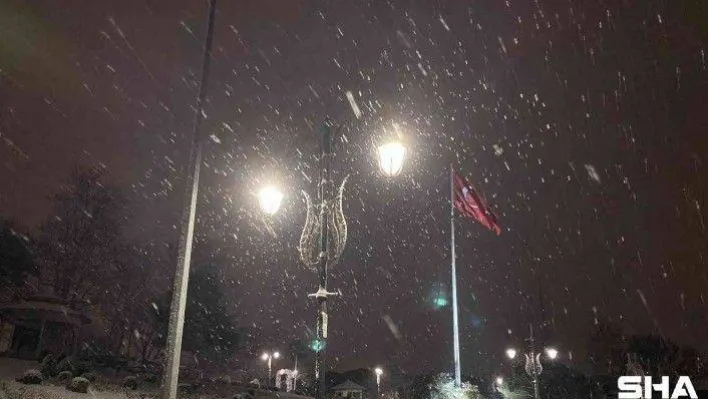 Çamlıca Tepesi beyaza büründü, ortaya kartpostallık görüntüler çıktı