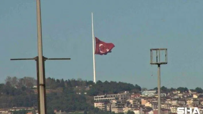 Çamlıca Tepesinden uçan Türk Bayrağı yeniden göndere çekildi