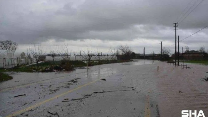 Çanakkale'de şiddetli yağış sebebiyle seraları su bastı