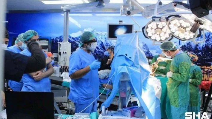 Canlı cerrahi ile beyin pili ameliyatı eğitimi verildi