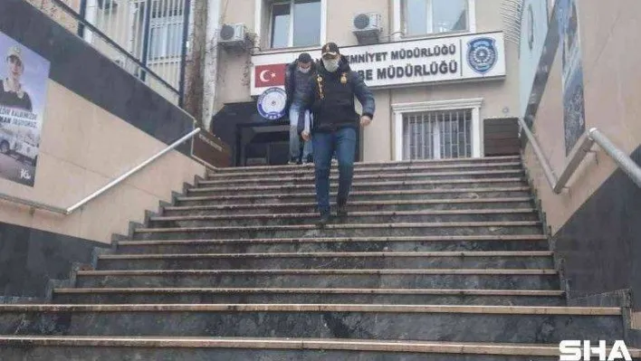 Çarşafla evden çıkarttıkları kasayı, çöp konteynırıyla götüren hırsızlar kamerada