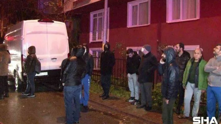 Çekmeköy'de 4 katlı apartmanın çatısı alev alev yandı, mahalleli sokağa döküldü