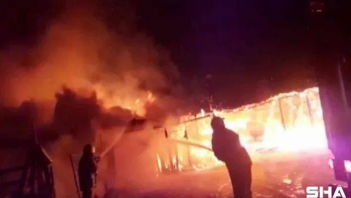 Çekmeköy'de hayvanların bulunduğu ahır alev alev yandı