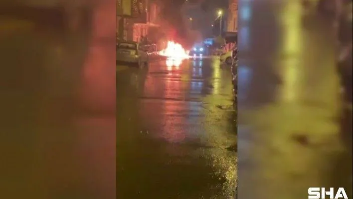 Çekmeköy'de park halindeki araç alev alev yandı