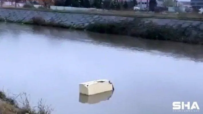Dereye atılan buzdolabı görenleri şaşkına çevirdi: