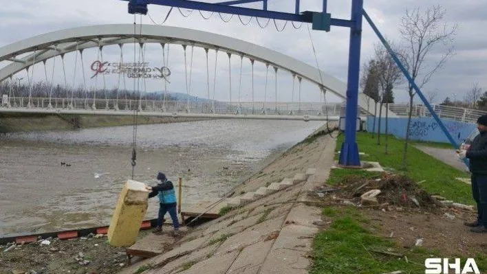 Dereye atılan buzdolabı vinçle çıkarılarak geri dönüşüm alanına bırakıldı