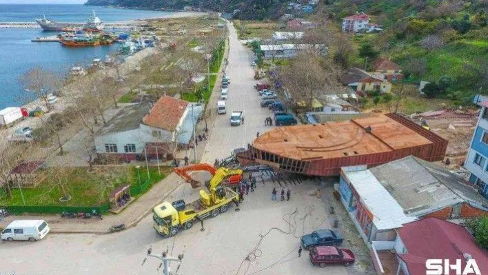 Devasa tekneyi karadan yürütüp sahile böyle taşıdılar