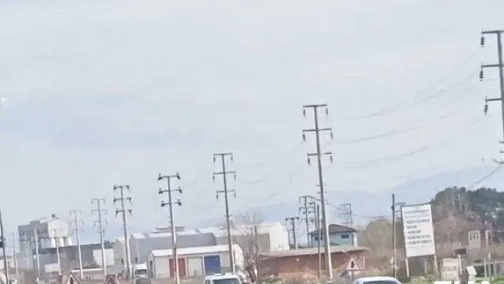 &quotDur&quot ihtarına uymadı, hem başka araçlara hem de ekip otosuna çarptı