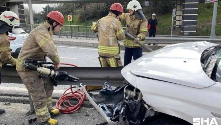 E-5 Karayolu'nda otomobil bariyerlere ok gibi saplandı