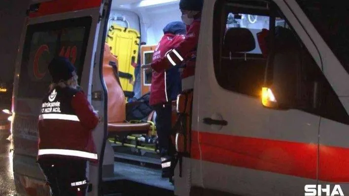 E-5'te ticari taksi aydınlatma direğine çarptı: 2 yaralı