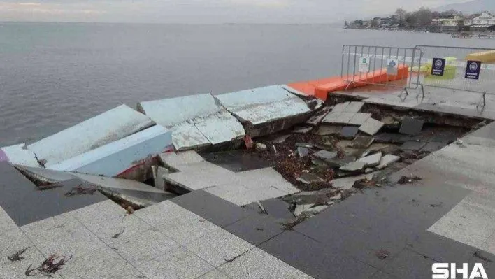 Edremit'te dev dalgaların dövdüğü kordon çöktü