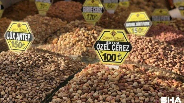 Eminönü'nde yılbaşı öncesi kuruyemişler tezgahları süslüyor