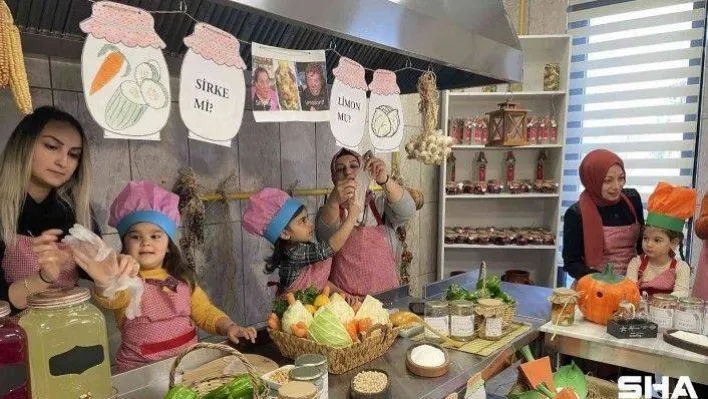 Esenler'de anneler ve kızları turşu kurup sattı