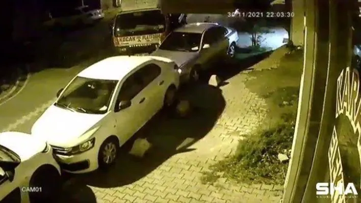 Esenyurt'ta freni boşalan vinç, park halindeki araçlara çarptı