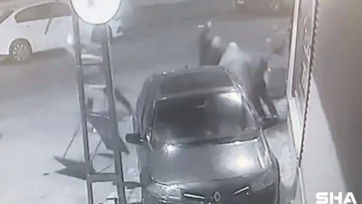 Esenyurt'ta 'köpeğim kayboldu' bahanesiyle amca ve yeğenin bıçaklanma anı kamerada