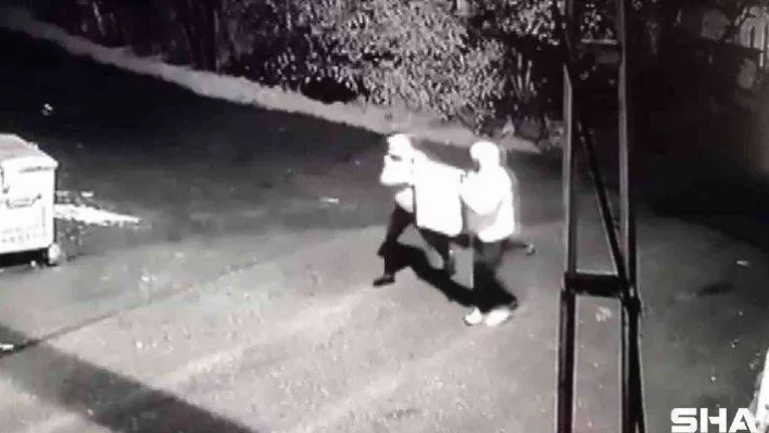 Evden çaldıkları televizyonu battaniyeyle örtüp götürdüler