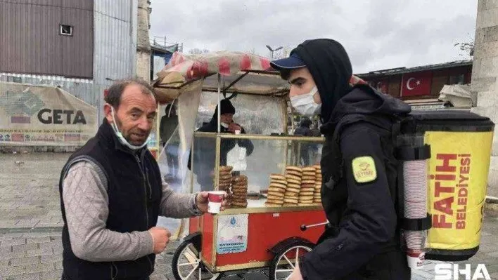 Fatih'te Uluslararası Çay Günü'nde 2 bin 500 kış çayı dağıtıldı