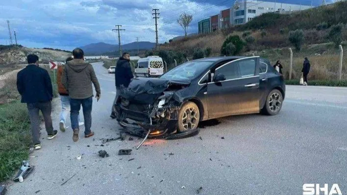 Gemlik'te işçi servisi ile otomobil çarpıştı: 2 yaralı