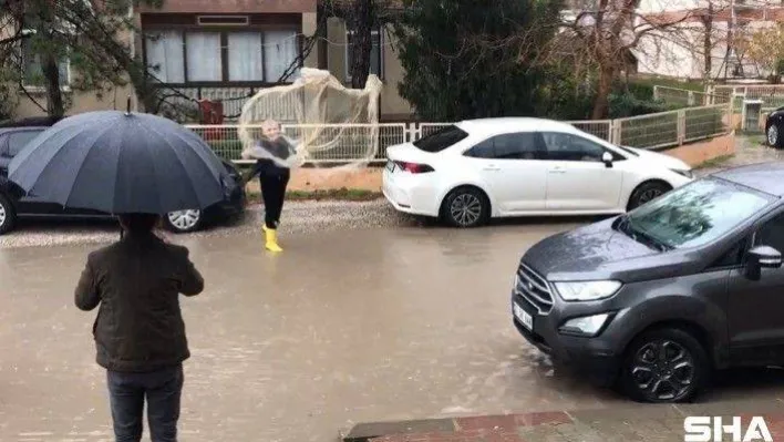 Göle dönen yollarda ağ atıp balık tutmaya çalıştı