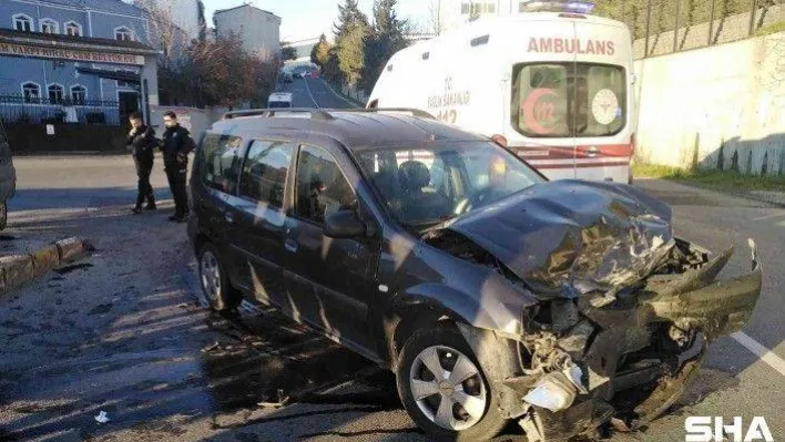 İki araç çarpıştı, yaya arada kalmaktan saniyelerle kurtuldu