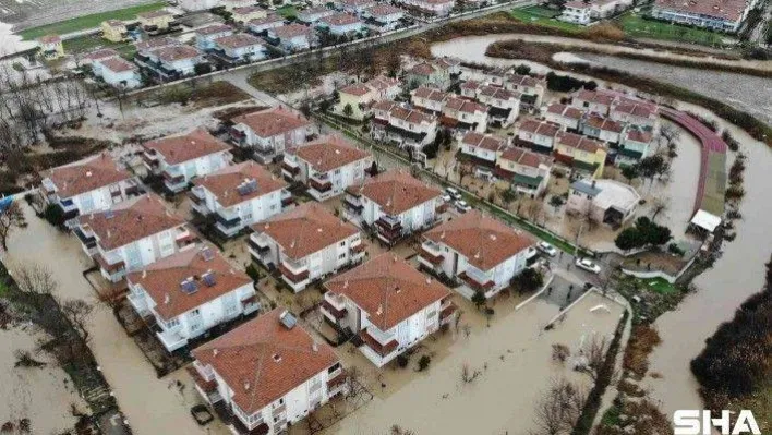 İnanılmaz görüntüler, evler sel sularına gömüldü