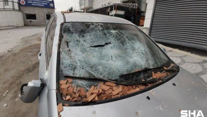 İnşaata giren kadın üzerine çıktığı tuğlaları park halindeki araçlara attı