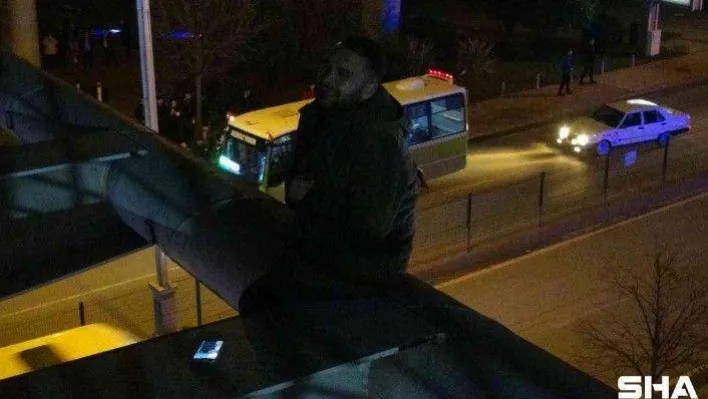 İntihar etmek için çıktığı köprüden alkışlarla indirildi
