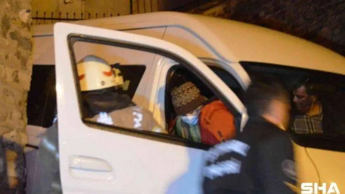 İran'dan İstanbul'a gezmeye geldiler, araçları sokakta sıkıştı