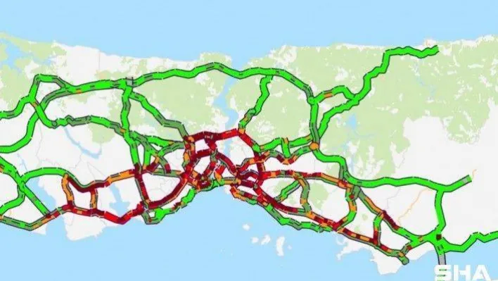 İstanbul'da trafik durma noktasına geldi, yoğunluk yüzde 85'e ulaştı