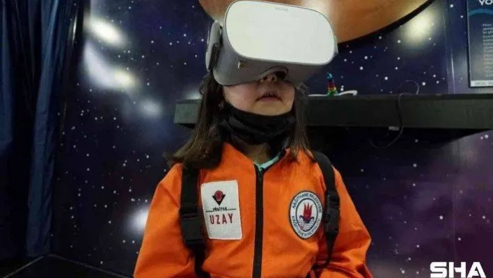 Kağıthane'de yüzlerce çocuk uzay yolculuğunda ilk adımı attı