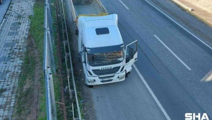 Kamyon kupası üzerine devrildi