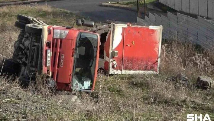 Kamyonet çayırlık alana devrildi: Sürücüyü emniyet kemeri kurtardı