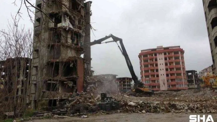 Kartal'da çevre güvenliğini tehdit eden metruk bina yıkıldı