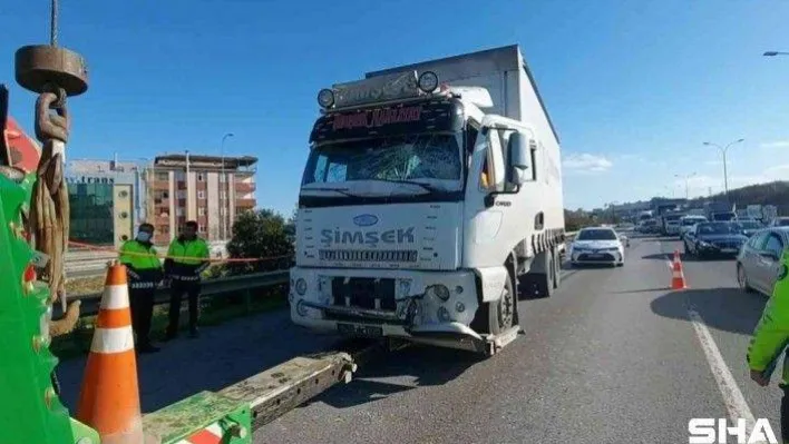 Kartal'da kamyon, yolcu dolu İETT otobüsüne çarptı: 6 yaralı
