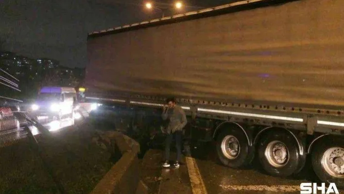 Kartal'da tır ile servis minibüsü çarpıştı: 1 yaralı