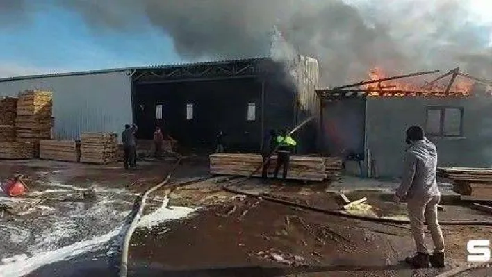 Kereste fabrikası alev alev yandı, 1 kişi dumandan etkilendi