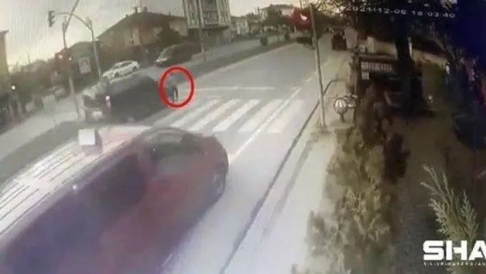 Kırmızı ışıkta geçen araç, küçük çocuğa çarptı