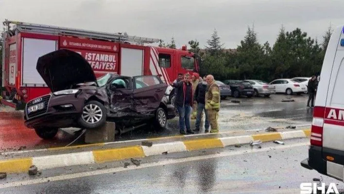 Kırmızı ışıkta geçen kamyonet, otomobile çarptı: 2 yaralı