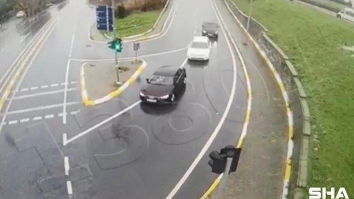 Kırmızı ışıkta geçen kamyonetin otomobile çarpma anı kamerada