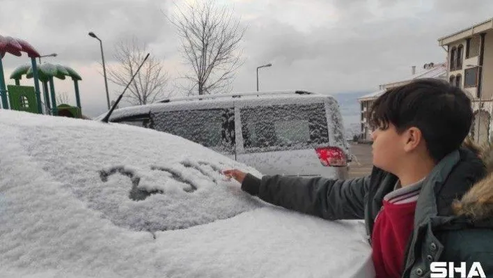 Kocaeli'de kar, kent merkezinin yüksek kesimlerinde de yağdı